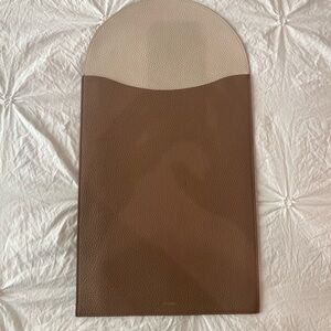 Cuyana Pebbled Leather Tan & Cream Laptop Sleeve NWOT!